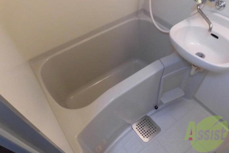 バス・シャワールーム　広めのお風呂です。湯ぶねに浸かって一日の疲れを癒して下さいね