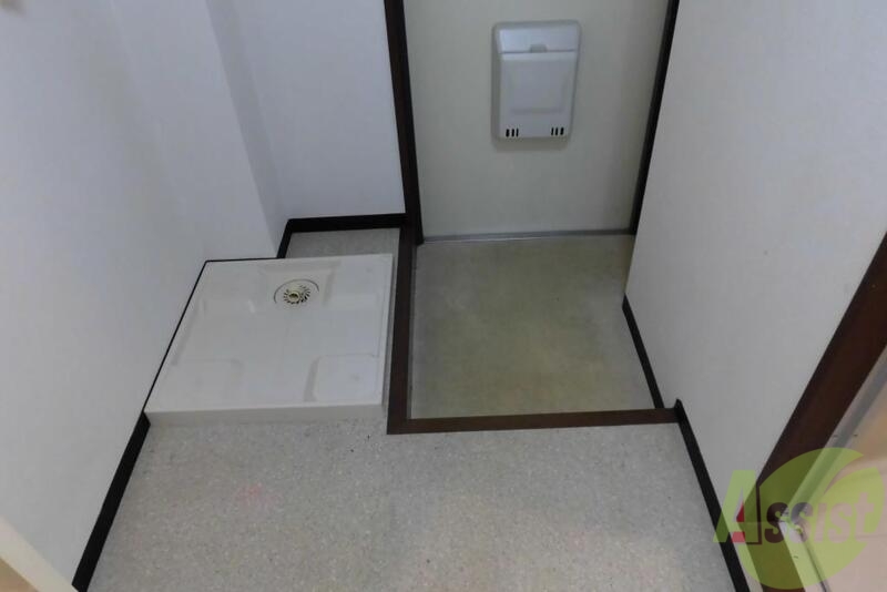 玄関　玄関横には洗濯機置き場