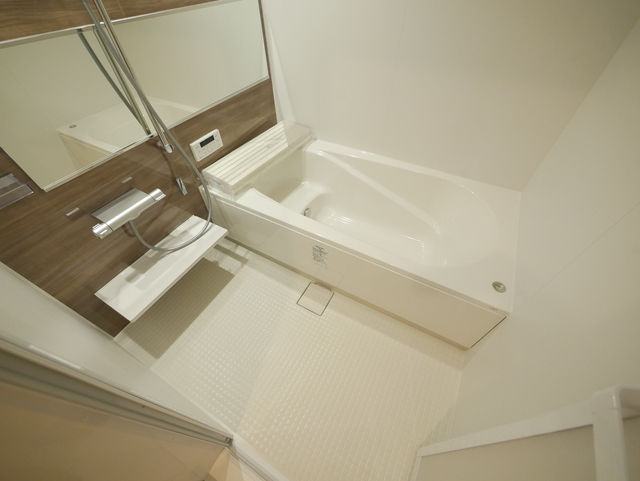 バス・シャワールーム　★鏡付の清潔感のあるバスルームです★