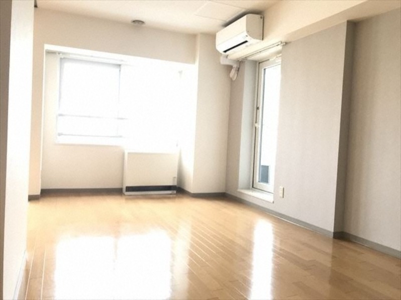 居室・リビング　内装中につき反転タイプの画像です。