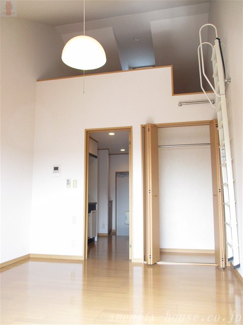 居室・リビング　●天井高くて開放的なお部屋です♪