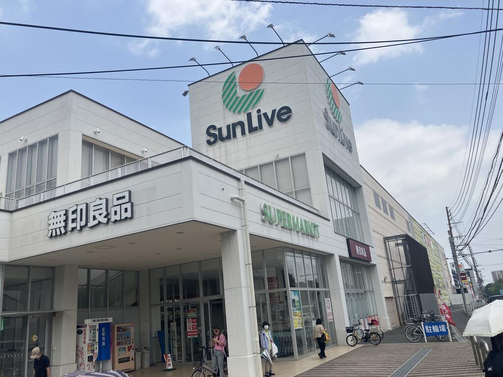 スーパー　サンリブ黒崎（スーパー）まで215m