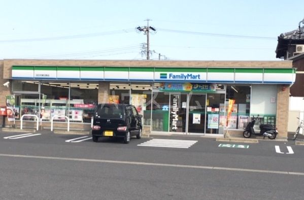 コンビニ　ファミリーマート 四日市東日野店（コンビニ）まで693m