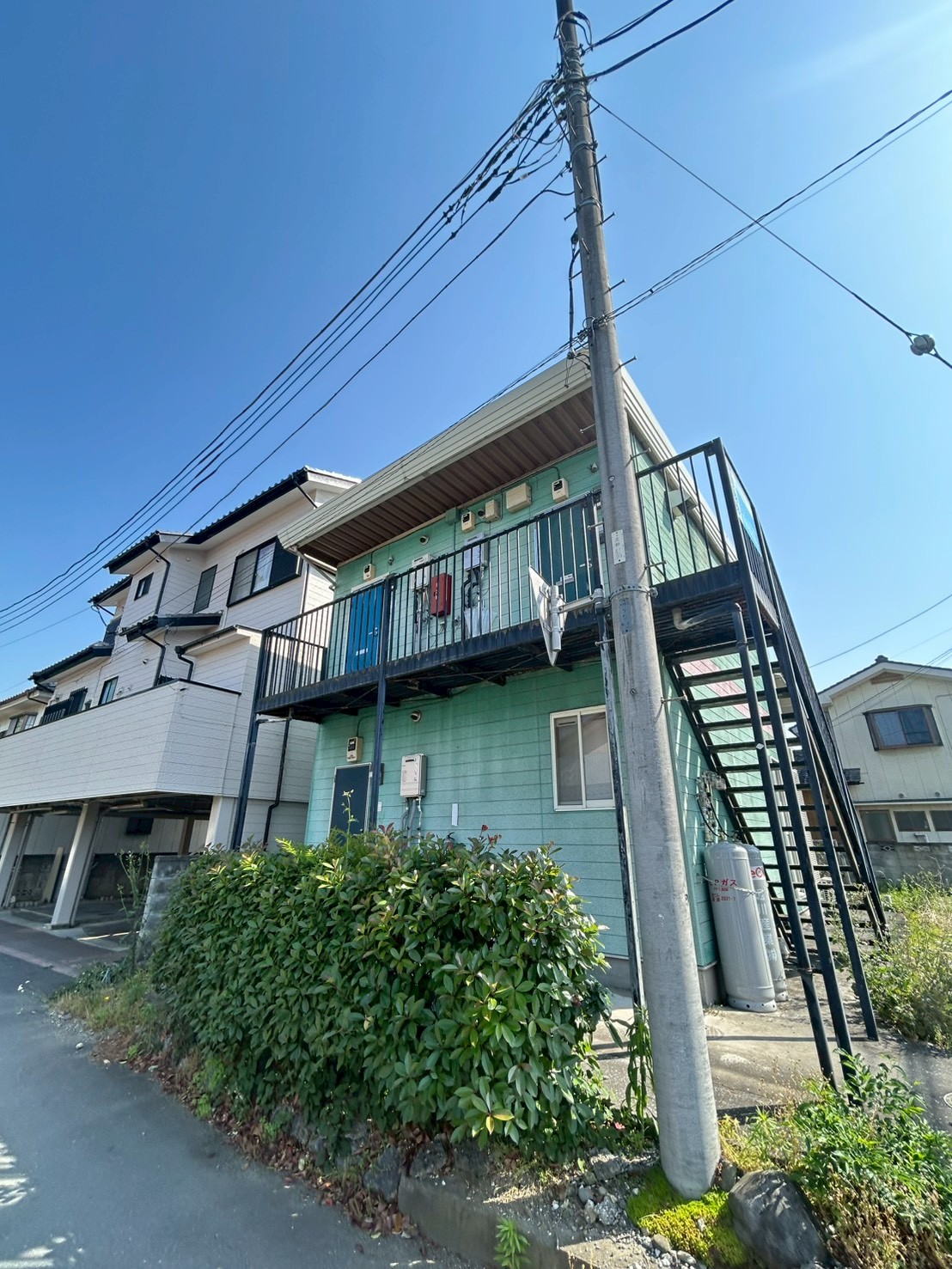 建物外観　青空に合う爽やかで高級感ある外観！