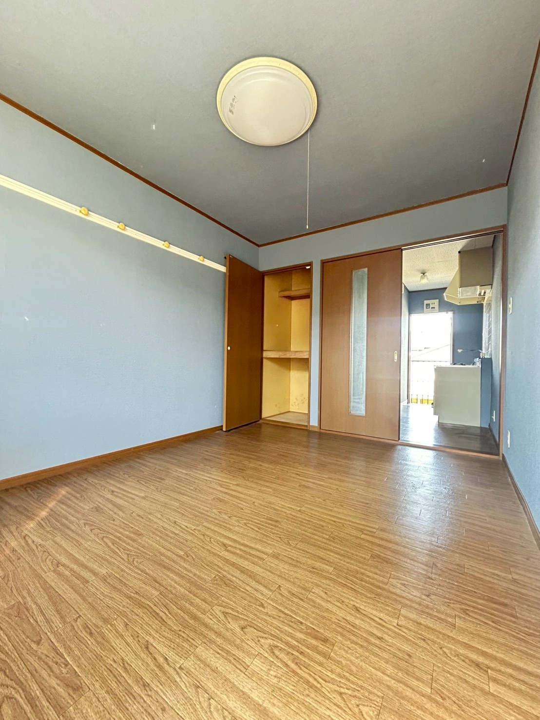 居室・リビング　収納スペースもあり、落ち着いた色合いのお部屋です♪