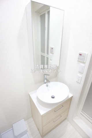 洗面設備　清潔感ある独立洗面台で毎日気持ちよく♪