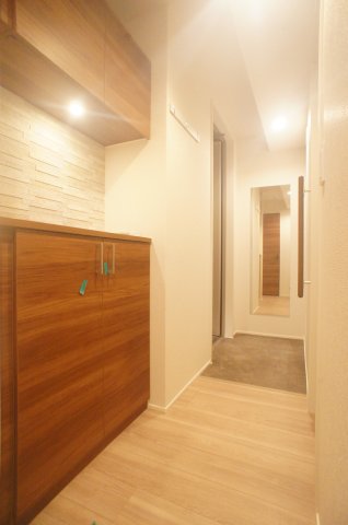 玄関　完成前の為一部建築資材等が写っている可能性がございます。