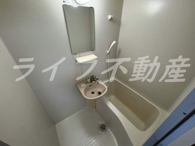 バス・シャワールーム　コンパクトで使いやすいお風呂です