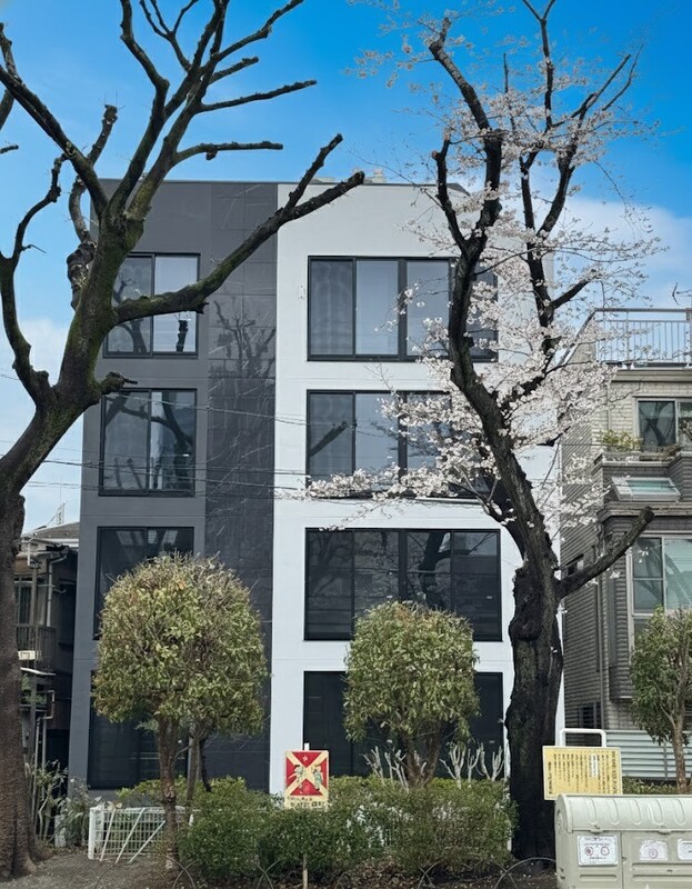 建物外観　直線的でスタイリッシュな外観