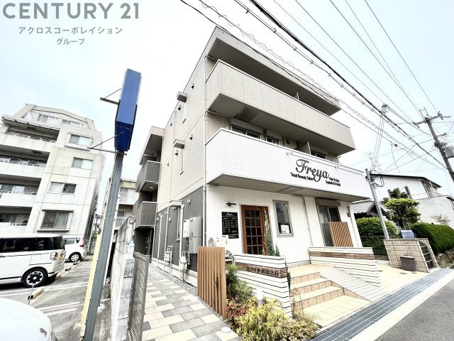 建物外観　オートロックで外部の人間が簡単に出入りできないため安心です。