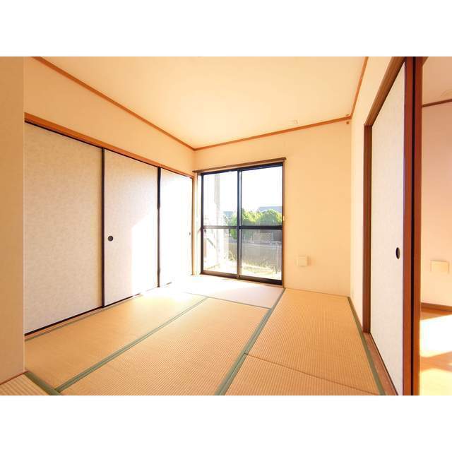 居室・リビング　※入居中のため、前回募集時の写真です。
