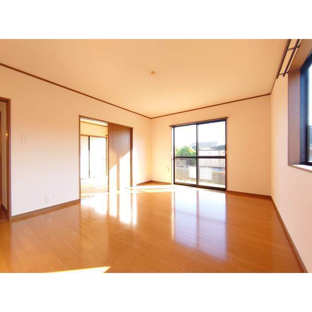 居室・リビング　※入居中のため、前回募集時の写真です。