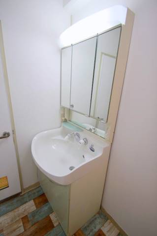 洗面設備　同建物の写真です※現状を優先致します。