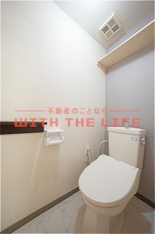 トイレ　落ち着いた色調のトイレです