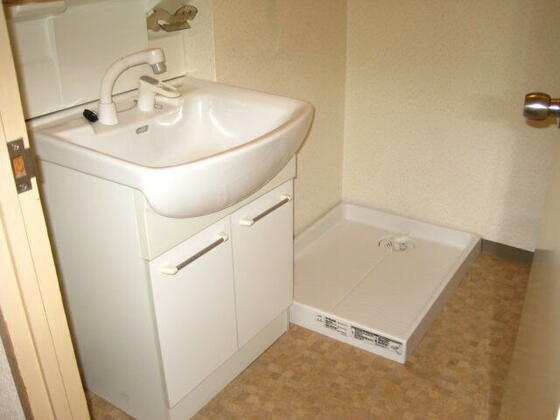 洗面設備　室内掲載写真は同建物の他の部屋のものです。