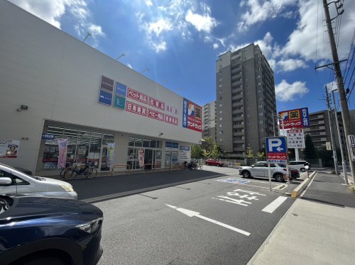 ドラックストア　サンドラッグ いりなか店（ドラッグストア）まで452m