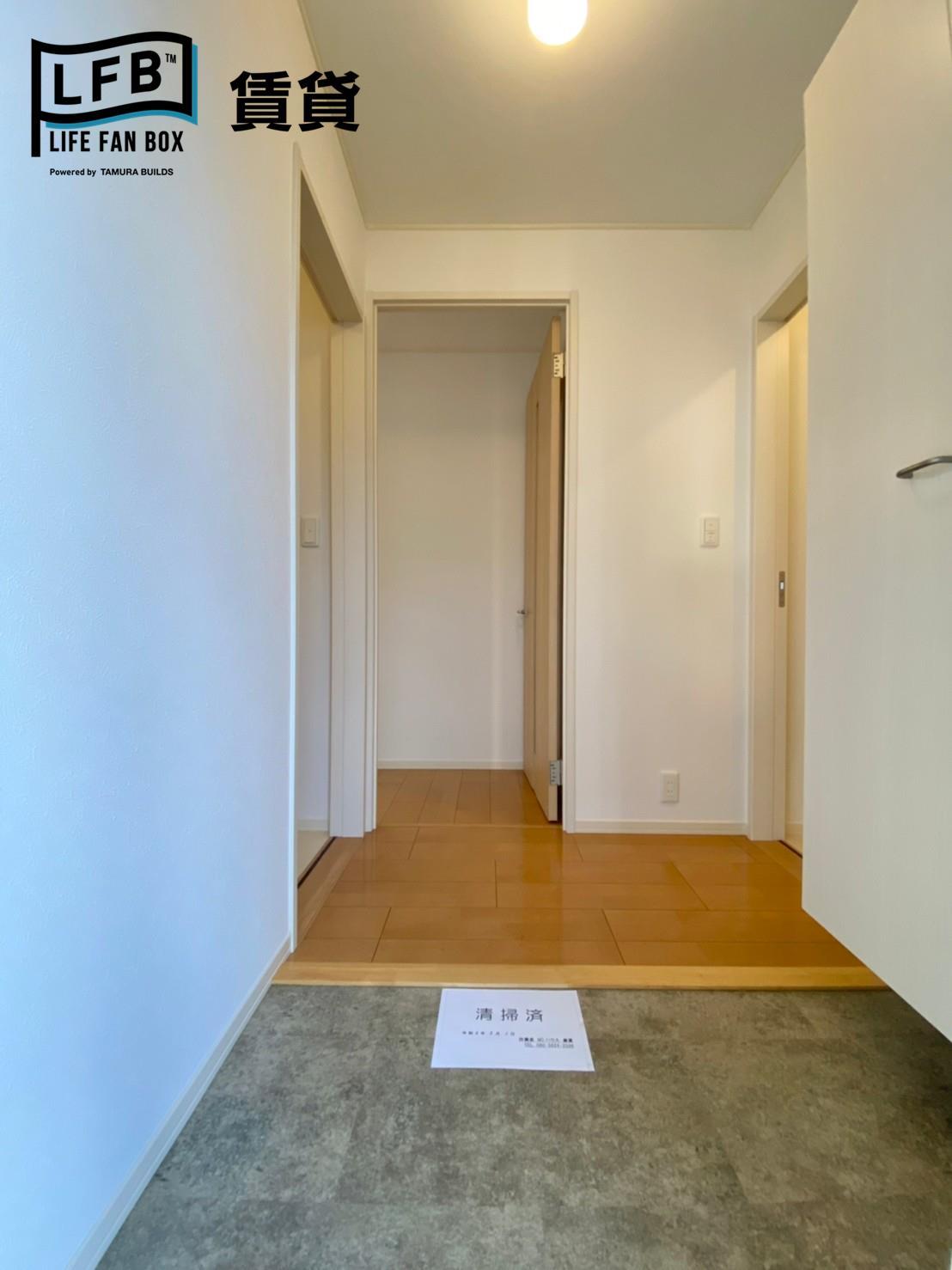 玄関　※同間取り、105号室の写真です。壁紙や床の色など、仕様が異