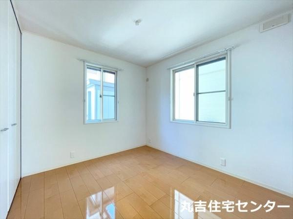 その他部屋・スペース　窓が多く明るい印象の室内です