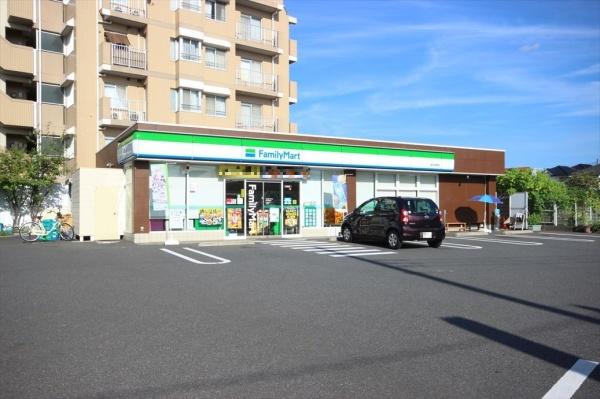 コンビニ　ファミリーマート（コンビニ）まで246m