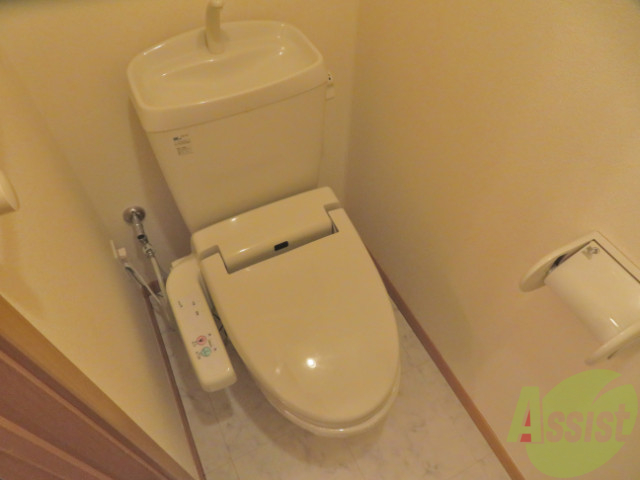 トイレ　嬉しいウォシュレット機能付きです。シャワートイレは便利ですね
