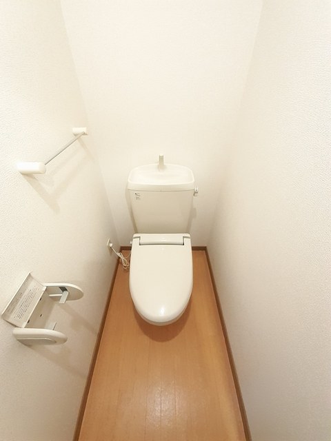 トイレ　※写真は別号室のものですので現状優先とさせていただきます