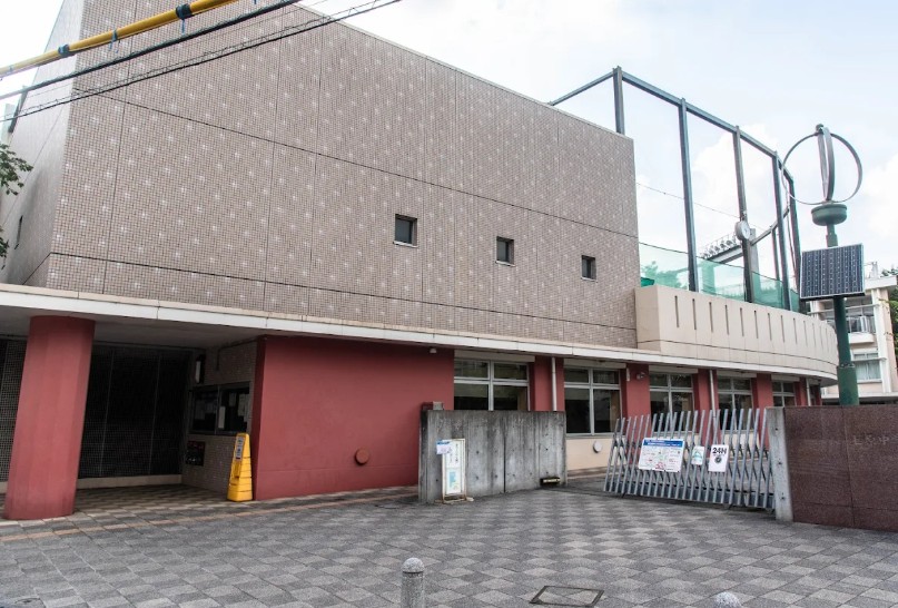 中学校　渋谷区立上原中学校（中学校）まで6370m
