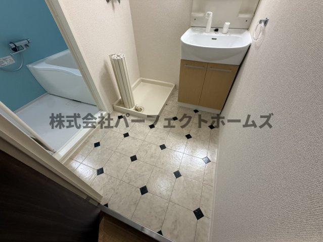 洗面設備　明るい洗面所です