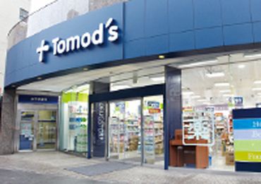 ドラックストア　トモズ川口店（ドラッグストア）まで364m