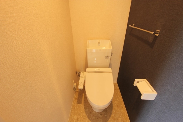 トイレ　温水シャワー付きトイレです
