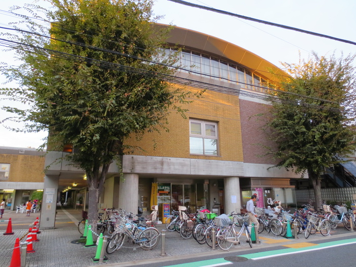 図書館　世田谷区立粕谷図書館（図書館）まで421m