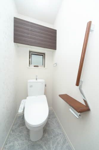 トイレ　落ち着いた色調のトイレです
