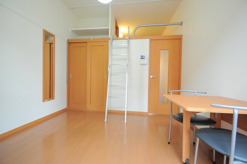 居室・リビング　現況優先(１階はフローリング)