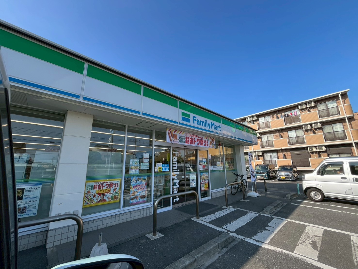 コンビニ　ファミリーマート南越谷四丁目店（コンビニ）まで147m