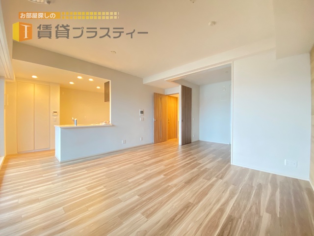 居室・リビング　日が差込む明るいリビングです。