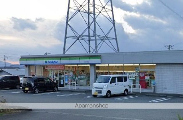 コンビニ　ファミリーマート（コンビニ）まで597m