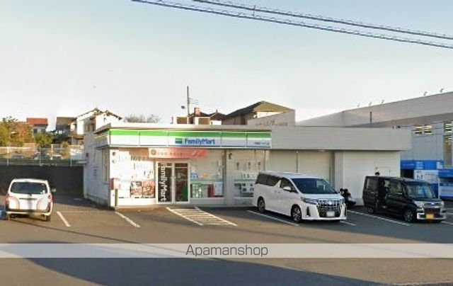 コンビニ　ファミリーマート（コンビニ）まで822m