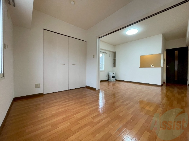 その他部屋・スペース　寝室はこちらです。光が差し込む、温かみのあるお部屋です。