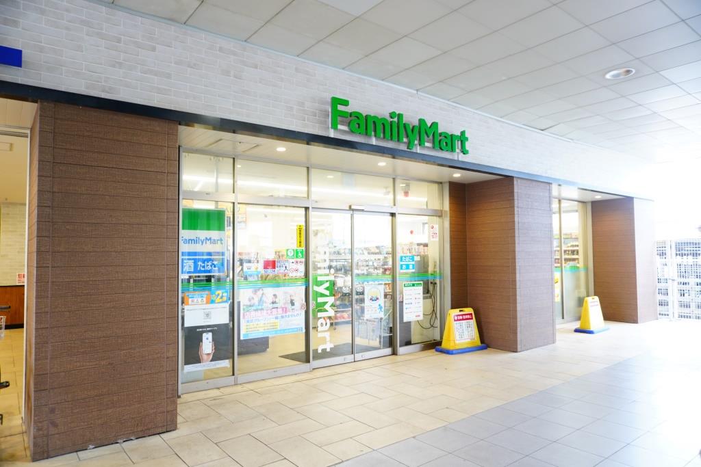 コンビニ　ファミリーマート 新田駅店（コンビニ）まで210m