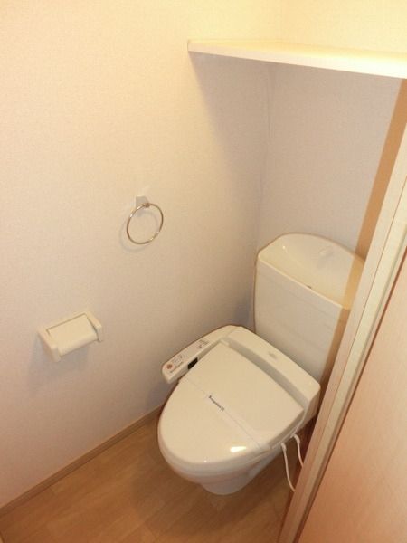 トイレ　棚付きのトイレです