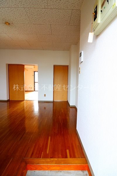 玄関　別部屋写真です
