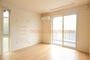 居室・リビング　このお部屋は中部屋なので、側面の窓が無くなります。