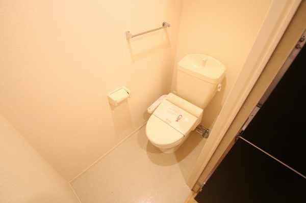 トイレ　温水シャワー付きトイレでいつでも快適です。