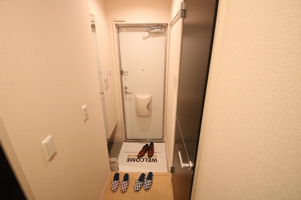 玄関　鏡付のシューズボックスがありお出かけ前に身だしなみチェック出