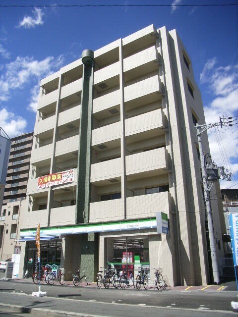 コンビニ　ファミリーマート西三国四丁目店（コンビニ）まで114m