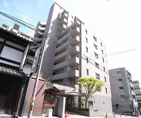 建物外観　京阪・近鉄の両方に近くて便利な立地に建っています。