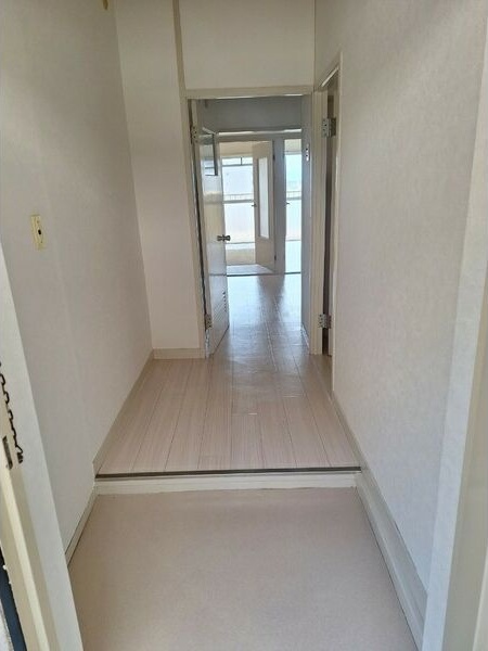 玄関　※写真は同じマンションの違う部屋のものになります。