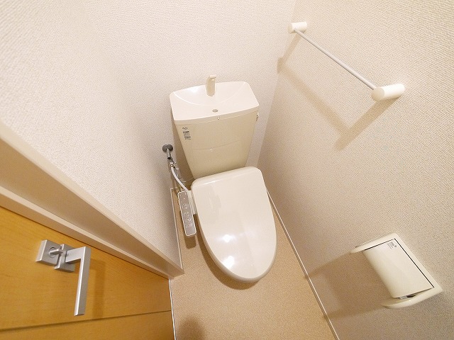 トイレ　落ち着いた色調のトイレです