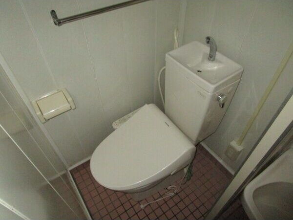地下鉄鶴舞線 浅間町駅 徒歩4分 4階建 築55年のトイレ写真