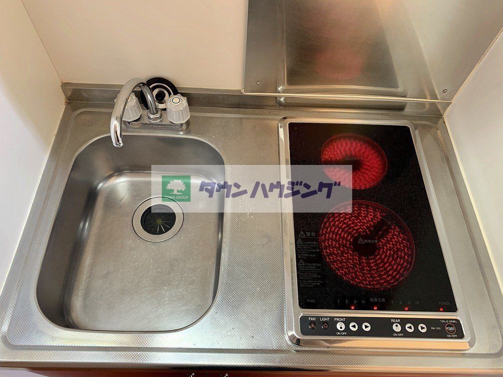 キッチン　2口ラジエントヒーター付き。部屋により設備が異なる場合あり。