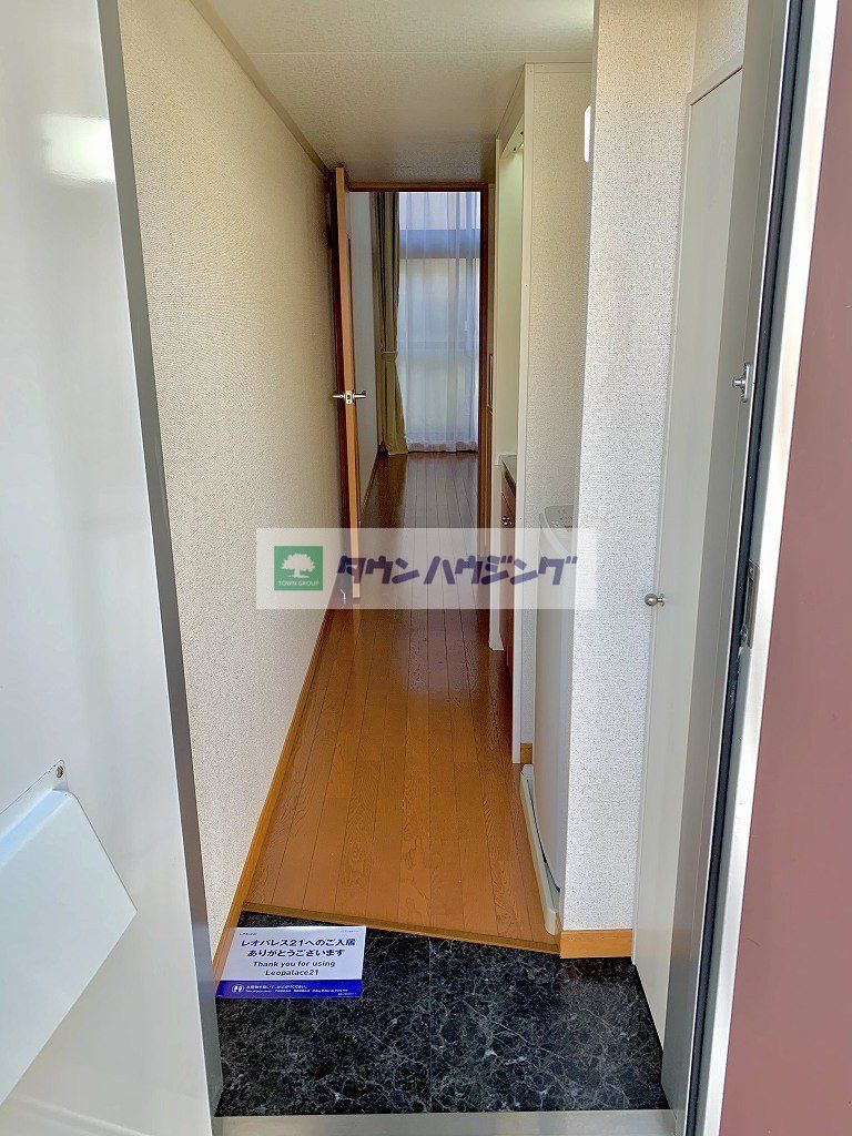 玄関　同タイプの写真です。仕様が異なる場合があります。